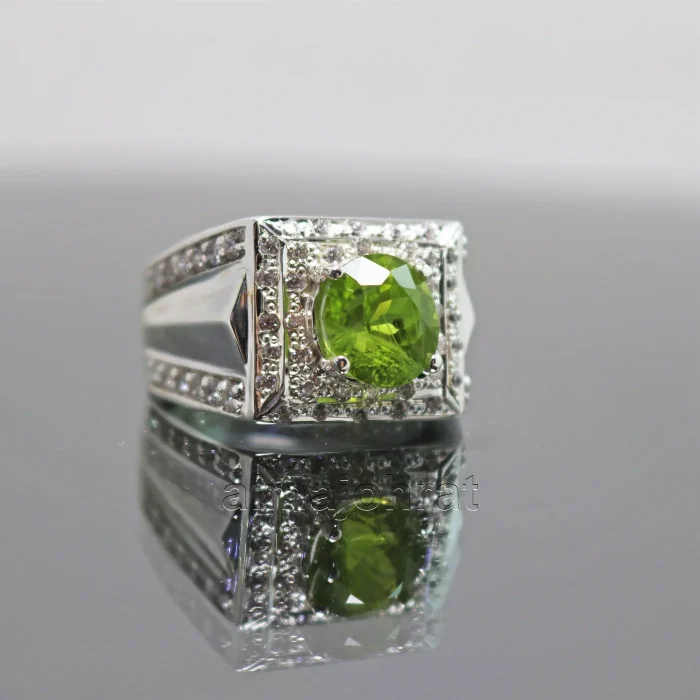 Natural Peridot Gemstone Ring Pure Silver - Image 1